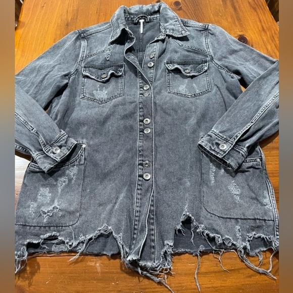 Free People Womens Moonchild Black Distressed Denim Shirt Jacket Size Medium - Picture 6 of 8
